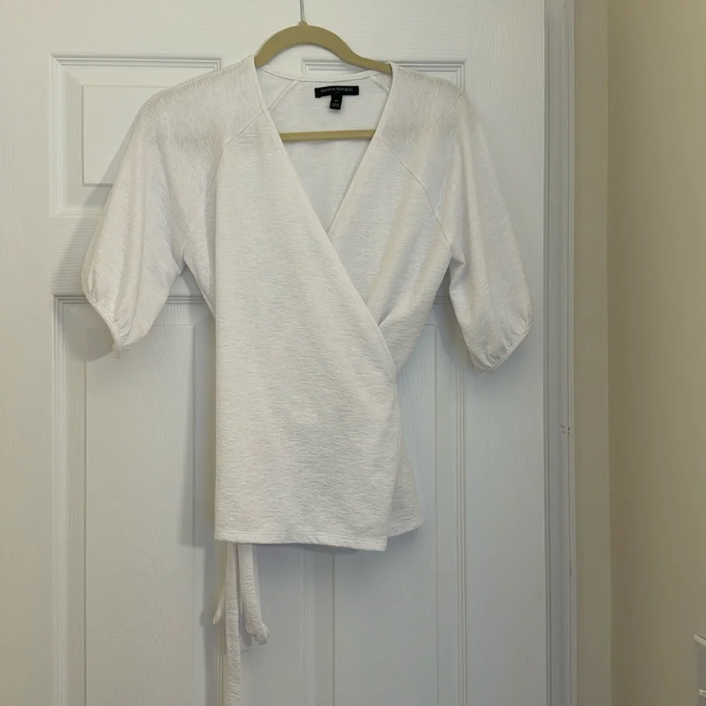 Banana Republic White wrap shirt NWOT. Size Medium - Picture 1 of 5